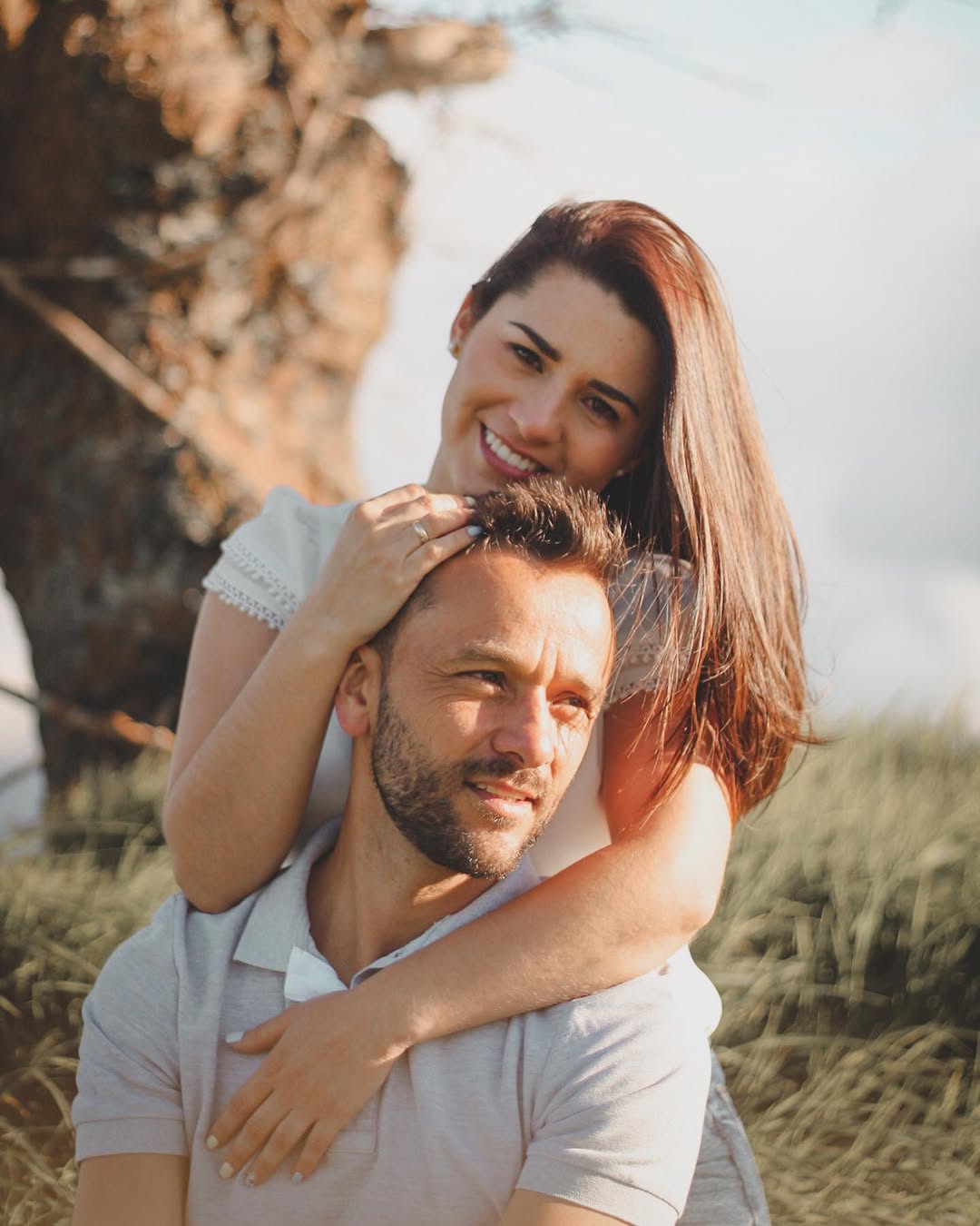 Outdoor couple photoshoot by the coast